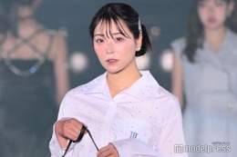 白間美瑠、投げキスに視線集中 モノトーンコーデで上品ルック【関コレ2025S/S】 画像