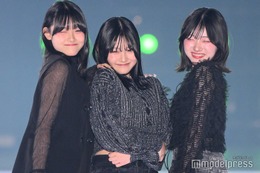 3姉妹YouTuberろこまこあこ、腕組み仲良しランウェイ ブラックコーデで揃える【関コレ2025S/S】 画像