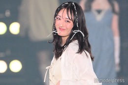 大友花恋、リボンヘアが可愛い 美脚のぞくガーリーコーデ【関コレ2025S/S】 画像