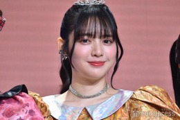 FRUITS ZIPPER鎮西寿々歌、イニシャル入りの指輪＆トップスに注目集まる「推しコーデ尊い」「グッズ身につけてるの可愛すぎ」の声 画像