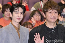 志尊淳、共演中の香取慎吾と密着2ショット「スターの膝に肘乗せちゃだめだよ」自らツッコミも 画像