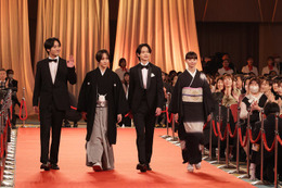 板垣李光人、袴姿で降臨 森本慎太郎はレカペ再登場・赤楚衛二らと笑顔でお手振り【第48回日本アカデミー賞】 画像