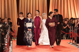 第2子妊娠中の石原さとみ、胸元ざっくりドレス姿 上白石萌音・満島ひかりは着物でレッドカーペット集結【第48回日本アカデミー賞】 画像
