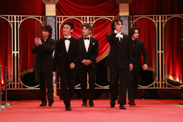 綾野剛はメガネ・山崎賢人は白リボン…個性溢れるブラックスーツに 草なぎ剛・横浜流星らと「第48回日本アカデミー賞」主演男優賞レッドカーペット登場 画像