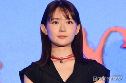 畑芽育、Snow Man渡辺翔太は「癖のある部分がすごく興味深い」スリット入りドレスで美脚披露【事故物件ゾク 恐い間取り】 画像