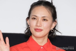 臼田あさ美、超ミニ丈×黒タイツで美脚透ける「脚長すぎて思わず二度見した」「圧巻のスタイル」と反響 画像