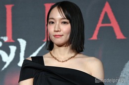 吉岡里帆、ワンショルドレスで登場 アクションシーンの撮影秘話明かす「朝までかかったり」【「ガンニバル」シーズン2】 画像