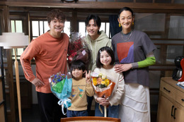 香取慎吾・志尊淳ら笑顔で撮了 子役・増田梨沙＆千葉惣二朗とハグも【日本一の最低男】 画像