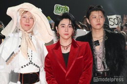 Mrs. GREEN APPLE、奇抜衣装で雰囲気ガラリ 大胆着こなしに観客ざわつく【MTV VMAJ レッドカーペット】 画像