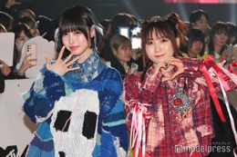 ano（あの）＆幾田りら、コラボ賞受賞で華やか衣装姿【MTV VMAJ レッドカーペット】 画像