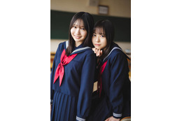 日向坂46正源司陽子&藤嶌果歩、可憐な紺色セーラー服姿を披露！ハートフルなグラビアにほっこり 画像