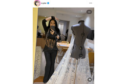 「細い」浜崎あゆみ、美くびれが際立つブラック衣装姿にファンうっとり「憧れのスタイル」「美しいの一言」 画像