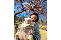 「去年はお腹の中で…」西野未姫、娘を抱いた幸せスマイルSHOT公開「今年は隣で一緒に桜見れた」 画像