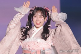 FRUITS ZIPPER松本かれん、うさぎポーズに会場悶絶 ピンクの袴姿でランウェイ【超十代2025】 画像