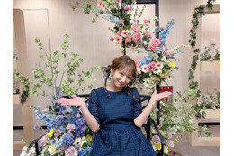 第5子妊娠中の辻希美、ふんわりネイビーワンピを着こなした笑顔SHOTを公開「桜 いつ咲くかなぁ〜」 画像