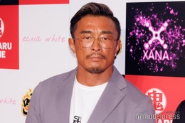 秋山成勲、娘・サランちゃんに頬キス 密着2ショットに「仲良し家族」「SHIHOさんに似てる」の声 画像