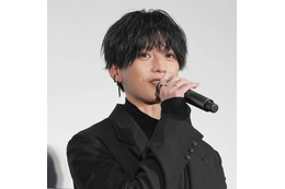 八木勇征、フードを被ったひなたぼっこSHOTにファン悶絶「可愛すぎる」「心臓持たないよ～」 画像