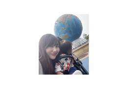 安めぐみ、1歳次女が“ディズニーシー”デビュー！親子2SHOT公開「きょろきょろ」「楽しそうに見えました」 画像