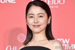 長澤まさみ、ベッド寝転び美ウエストチラ見せ「どのアングルも美しい」「頭身がすごい」と反響 画像