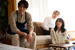 【彼女がそれも愛と呼ぶなら 第1話】伊麻（栗山千明）、氷雨（伊藤健太郎）らと“複数恋愛”の関係性に 常識超えるラブストーリー開幕 画像