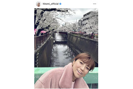 hitomi、子供たちとのお花見SHOTに反響「素敵な写真」「とっても楽しそう」 画像