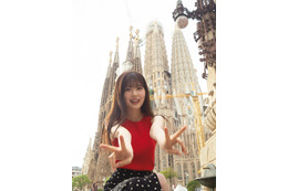 乃木坂46筒井あやめ、“憧れの場所”でWピース 1st写真集先行カット公開 画像