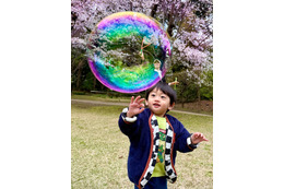 おばたのお兄さん、山崎アナと息子の微笑ましい瞬間を切り取った写真に「コンテストで入選しそう」「映えまくり」 画像