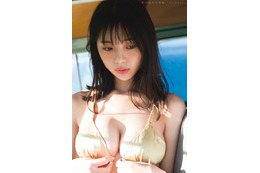 菊地姫奈、魅惑のふっくらバストを大胆見せ！話題沸騰の写真集「memory」が異例の大ヒットを記録中 画像