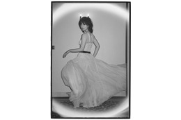古川琴音、美背中チラリのドレスSHOT披露！ドイツ・フランクフルトを舞台に放つ唯一無二の輝き 画像