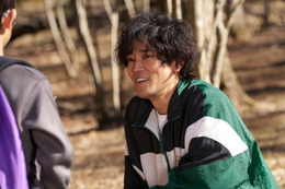 【いつか、ヒーロー 第1話】赤山（桐谷健太）、20年ぶり教え子に再会 変わり果てた姿目にする 画像