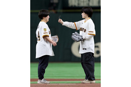 THE W王者・にぼしいわし、東京ドームで人生初の始球式登場「広すぎてお客さんが遠くて小さく見えた」 画像