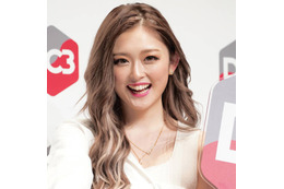 「顔面最強」ゆうちゃみ、ナチュラルヘアのウインクSHOTに反響「髪色めっちゃ似合う」 画像