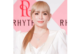 浜崎あゆみ、息子が買ってきてくれた桜を見ながらデビュー27周年にしみじみ「わたしもおめでとうだな!!」 画像