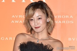 西山茉希、美脚輝く大胆スリット入りドレス姿「スタイル異次元」「息を呑む美しさ」と反響 画像
