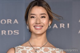 すみれ、“超ミニボトムス”で美脚際立つ F1観戦コーデに「スタイル抜群」「美しすぎるママ」の声 画像