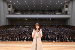 橋本環奈、昭和医科大の入学式にサプライズ登場 新入生614人にエール「尊敬の念を抱いています」 画像