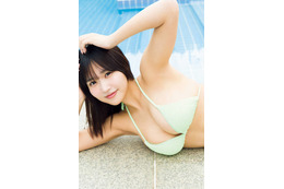 南みゆか、ふんわり美バスト際立つ水着SHOTに釘付け！少女から大人へ脱皮するひとときを表現 画像