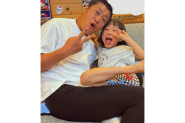 パンサー尾形、まるで友達同士！？娘との仲良しピースSHOTに「最高な父親」「とってもいい関係」 画像