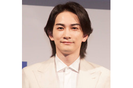 町田啓太、サンローランを華麗に着こなしたセットアップSHOTに反響「素敵すぎて倒れそう」「色気、爆発」 画像