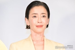 宮沢りえ、美脚のぞくスリットワンピース姿に反響「シルエットから美しい」「妖艶」 画像