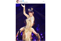 「神々しい」浜崎あゆみ、華やかなゴールド衣装のステージSHOTをファン賞賛「カッコ良すぎ」 画像