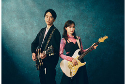 かまいたち濱家隆一＆生田絵梨花“ハマいく”、新曲「love10」ジャケ写＆アー写公開 ギター演奏に挑戦 画像