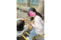 安めぐみ、10歳長女＆1歳次女のほっこり姉妹SHOT公開！「みんな楽しそう」「微笑ましい」の声 画像