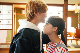 なにわ男子・大橋和也、畑芽育にデコチュー＆壁ドンで迫る「君がトクベツ」場面写真解禁 画像
