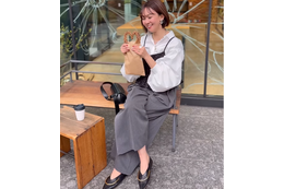 ボリューム袖ブラウスをビスチェで昇華。春の軽やか重ね着テク【40代の毎日コーデ】 画像