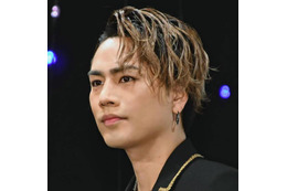 「ほんま男前」ØMI、Tシャツ×サングラスの夏先取りコーデに反響「めちゃカッコイイ」