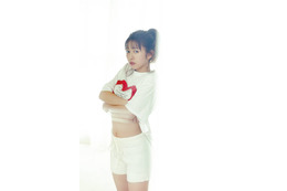 とき宣・小泉遥香、ほっそりお腹がチラリ！“アイドルおはるの素顔”をテーマに彼女感たっぷり