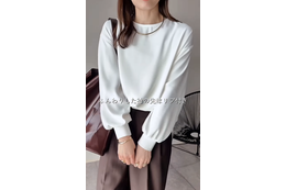 さりげなく華やかさを添えて。白ブラウス×ブラウンパンツの上品配色術【40代の毎日コーデ】