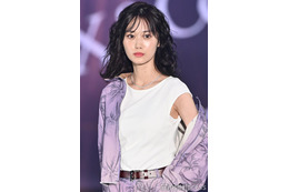 山下美月「ガルアワ」トップバッター務める ウェーブヘアで印象チェンジ【GirlsAward 2025SS】 画像