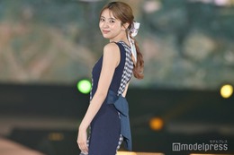 小林由依、ギンガムチェックワンピで美スタイル際立つ【GirlsAward 2025SS】